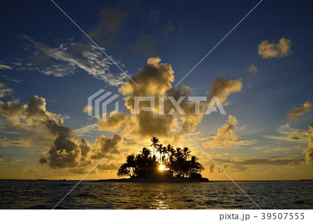 無人島と日の出 39507555