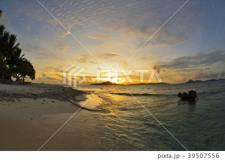 夕焼けと砂浜 39507556