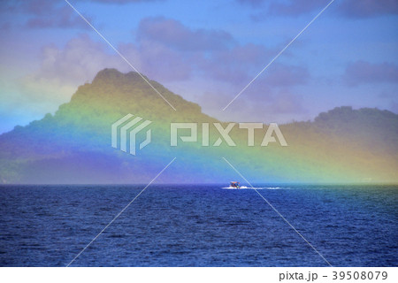 虹に向かっていくボート 39508079