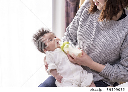 笑顔でミルクを飲む赤ちゃん 授乳イメージ 子育て 笑顔でミルクを飲む赤ちゃん 授乳イメージ 子育て 39509036