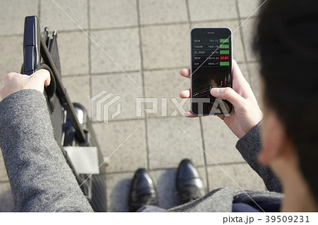ビジネスマン　株取引 39509231