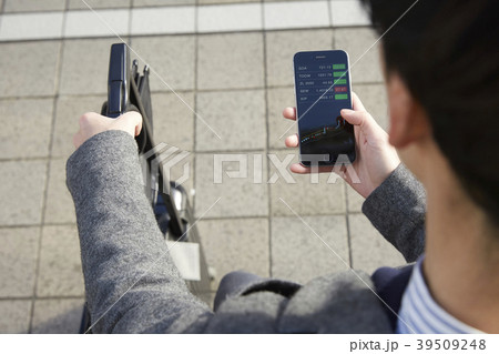 ビジネスマン 株取引 ビジネスマン 株取引 39509248