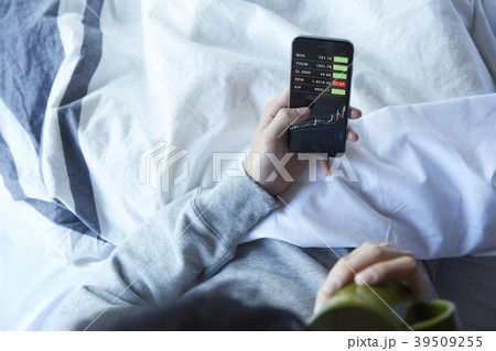 ビジネスマン　株取引 39509255