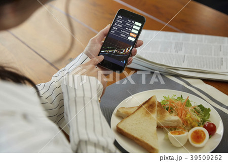 ビジネスウーマン　株取引 39509262