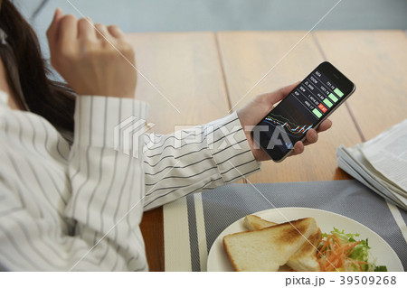 ビジネスウーマン 株取引 ビジネスウーマン 株取引 39509268