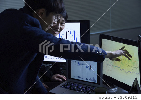 ビジネスマン　株取引 39509315