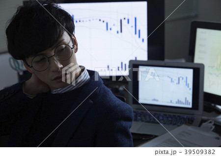 ビジネスマン 株取引 ビジネスマン 株取引 39509382