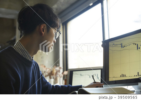 ビジネスマン　株取引 39509565