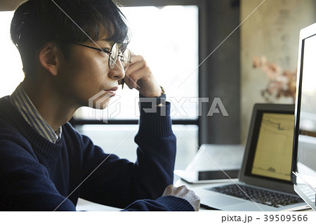 ビジネスマン　株取引 39509566