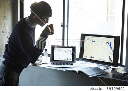 ビジネスマン　株取引 39509602