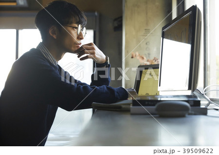 ビジネスマン　株取引 39509622