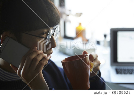 ビジネスマン　株取引 39509625