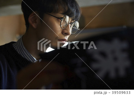 ビジネスマン　株取引 39509633