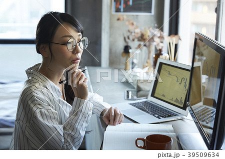 ビジネスウーマン 株取引 ビジネスウーマン 株取引 39509634