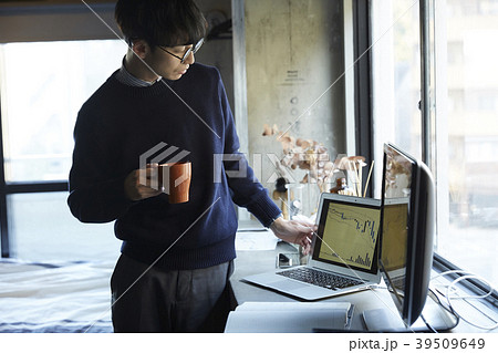 ビジネスマン 株取引 ビジネスマン 株取引 39509649