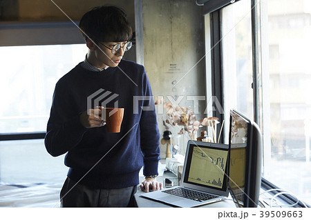 ビジネスマン　株取引 39509663