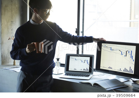 ビジネスマン　株取引 39509664