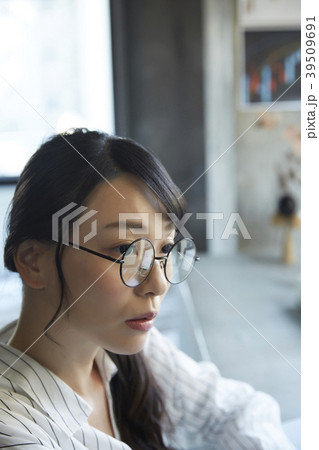 ビジネスウーマン　株取引 39509691