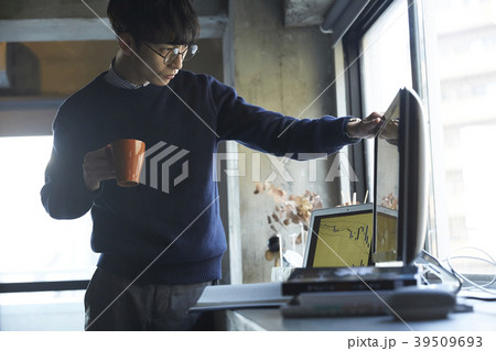 ビジネスマン　株取引 39509693