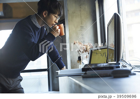 ビジネスマン　株取引 39509696