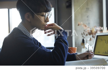 ビジネスマン　株取引 39509700