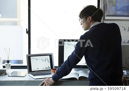 ビジネスマン　株取引 39509718