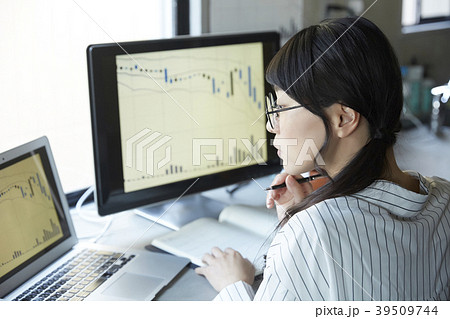 ビジネスウーマン 株取引 ビジネスウーマン 株取引 39509744