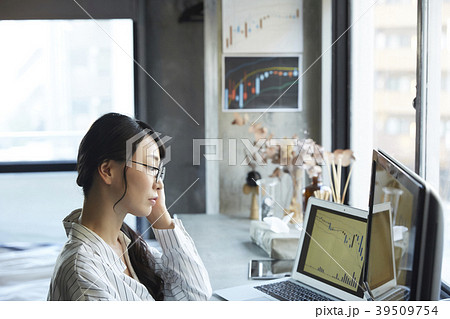 ビジネスウーマン　株取引 39509754