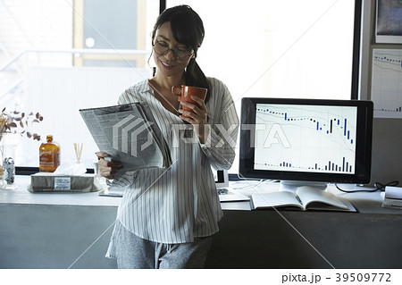 ビジネスウーマン　株取引 39509772