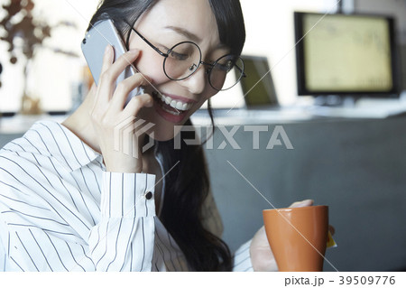 ビジネスウーマン　株取引 39509776