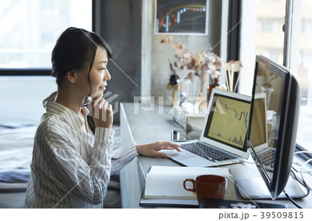 ビジネスウーマン　株取引 39509815