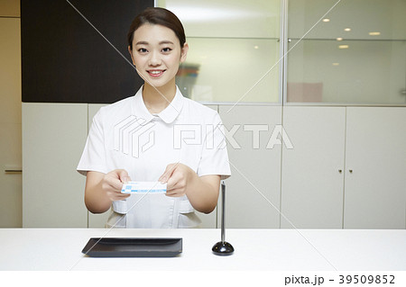 病院の受付で働く女性 病院の受付で働く女性 39509852