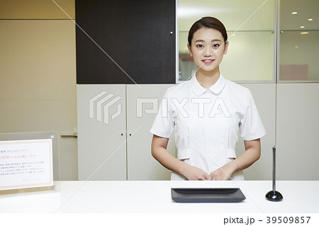 病院の受付で働く女性 病院の受付で働く女性 39509857
