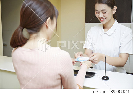 病院の受付で働く女性 病院の受付で働く女性 39509871
