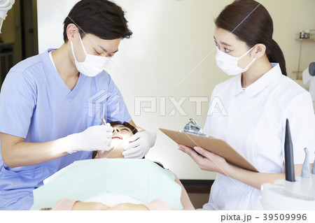歯医者の治療 39509996