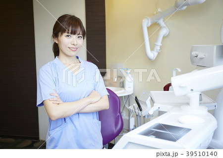 歯医者で働く女性 39510140