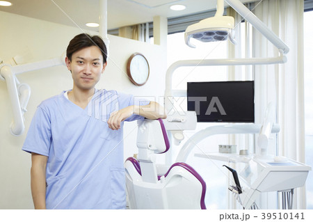 歯医者で働く男性 39510141