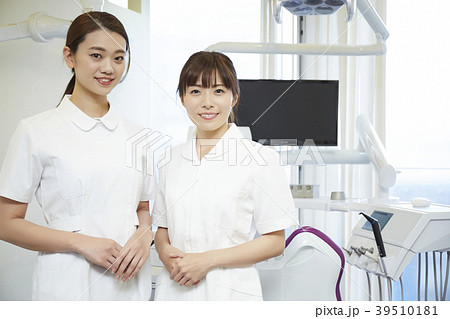 歯医者で働く女性 39510181