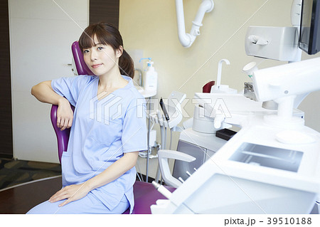歯医者で働く女性 39510188