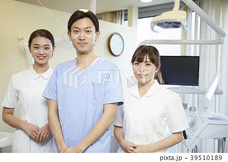 歯医者で働く男女 39510189