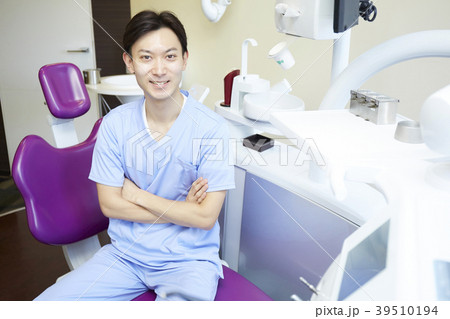 歯医者で働く男性 39510194