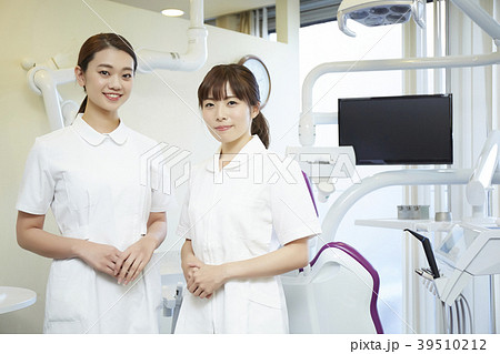 歯医者で働く女性 39510212