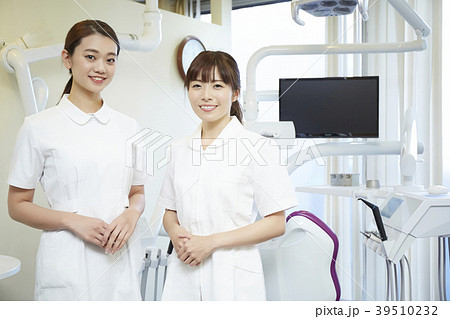 歯医者で働く女性 歯医者で働く女性 39510232