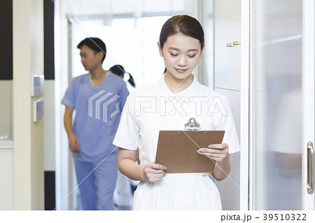 歯医者で働く女性 39510322