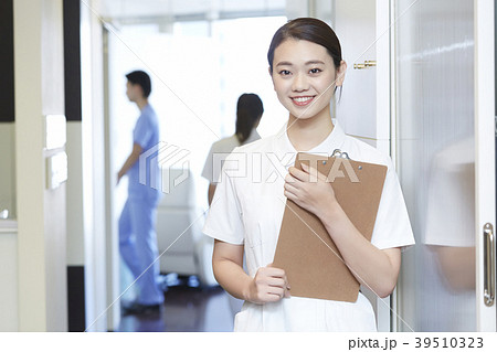 歯医者で働く女性 39510323
