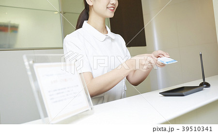 病院の受付で働く女性 39510341