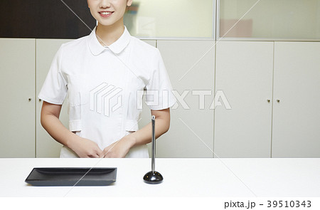 病院の受付で働く女性 39510343