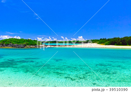 真夏の宮古島。伊良部島と下地島の間の水路の景観 39510390