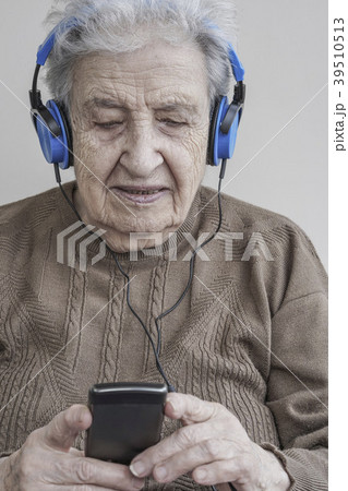 Senior woman listening music with smart phone 39510513