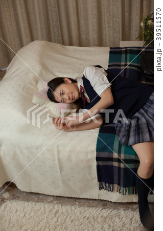 制服 高校生 寝室 夜 スマホ 制服 高校生 寝室 夜 スマホ 39511570